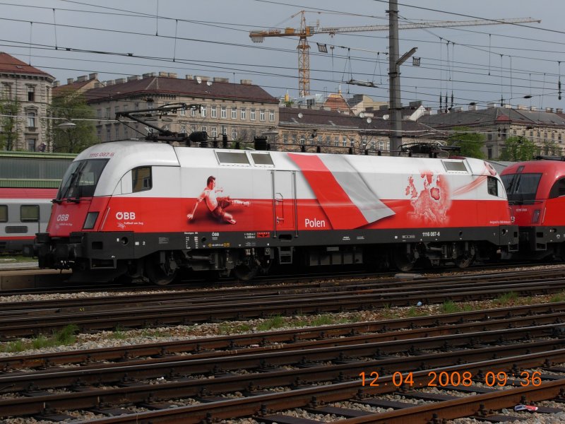 Der polnische EM-Taurus vor dem OEC 162  Transalpin  nach Basel am 12.4.2008 kurz vor der Abfahrt vom Wiener Westbahnhof.