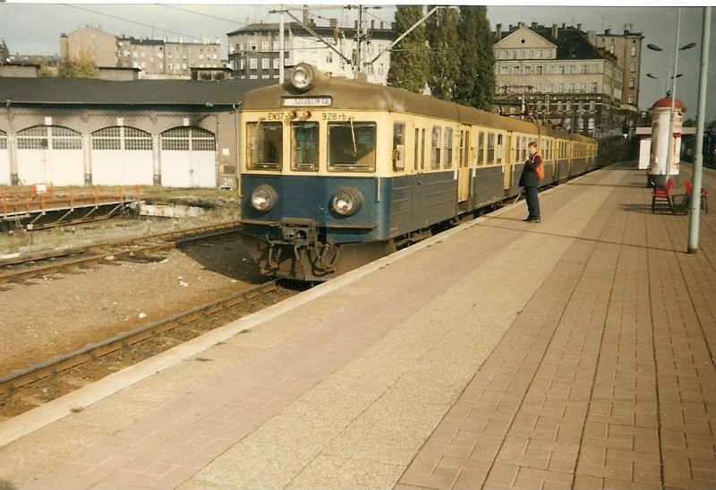 Der polnische Vorortzug EN57 928rb in Szczecin Glowny (Stettin Hbf) im November 1996.Links vom Zug das Depot Szczecin Glowny.