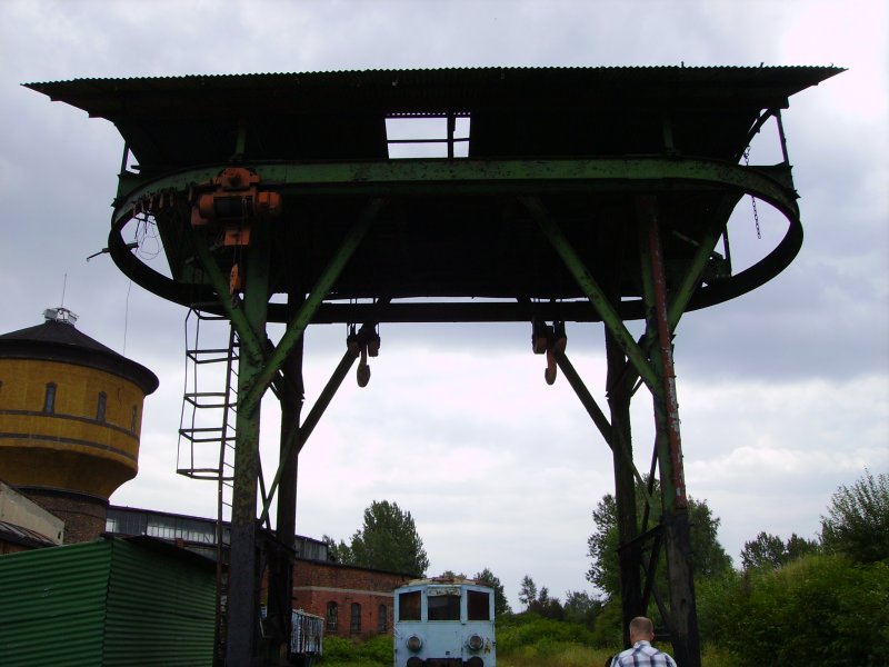 Der Portalkran des Ehemaligen Bahnbetriebswerks Pyskowice (Sommer 2005) Heute findet man hier ein Eisenbahnmuseum mit vielen Dampflokomotiven!