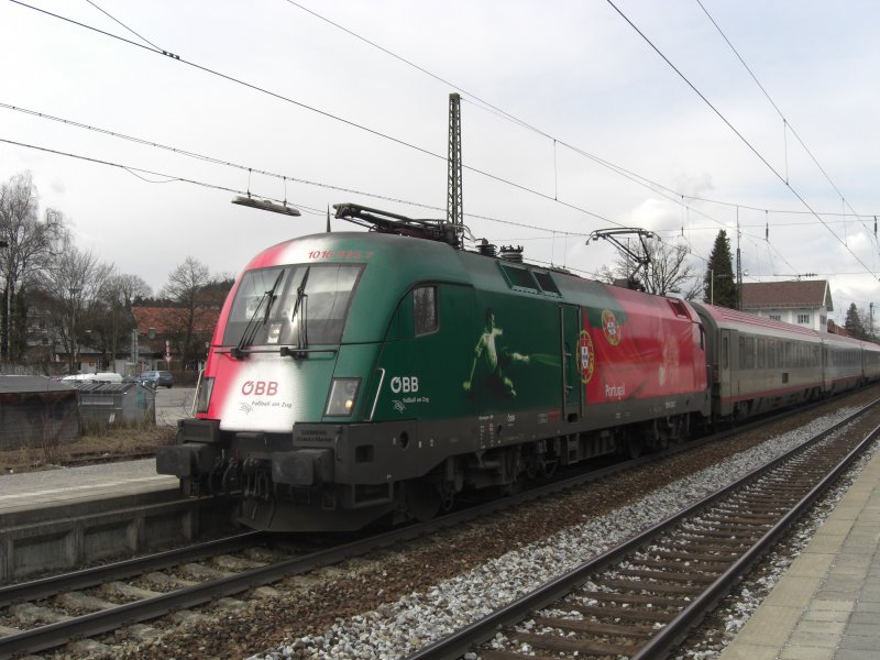 Der Portugal-Taurus 1016 025-7 beim Halt im Bahnhof Prien 
am 19. April 2009 unterwegs in Richtung Salzburg.