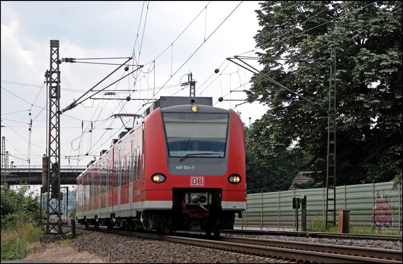 Der  Premium-Quietschie 425 024/524 verl�sst am Mittag des 15.06.2008 als RB42 (RB 20237)  Haard-BAHN  den Bahnhof Haltern am See Richtung M�nster(Westf)Hbf.
