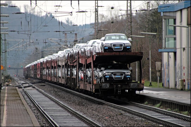 Der Premium-Zug der Ruhr-Sieg-Strecke ist der  AUDI-EXPRESS  aus den Ingolstdter Werken nach Emden. Aufgenommen am 03.04.2008 in Plettenberg.