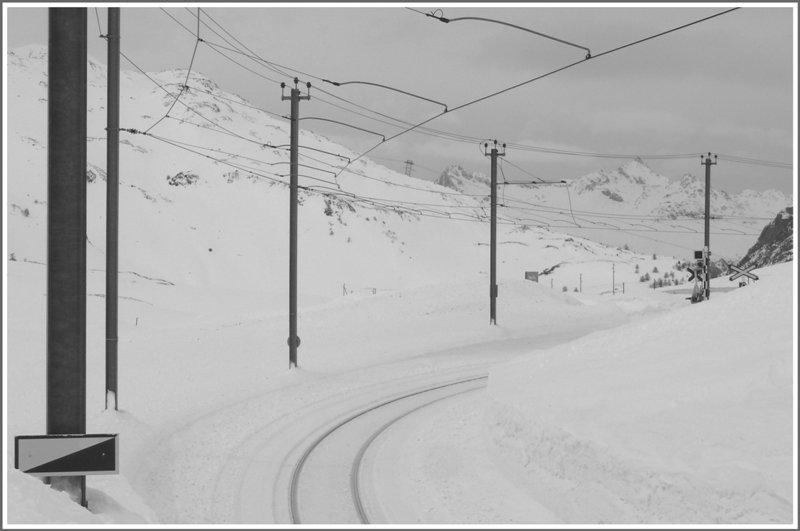 Der private Bahnbergang zum Kieswerk ist trotz Blinklichtanlage noch mit einem Pfeiffsignal versehen. (10.03.2009)