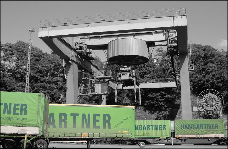 Der Prortalkran mit 41 Tonnen Hubkraft im DUSS-Terminal in Hagen. HANGARTNER ist der grte Kunde des Bahnhofes. (01.06.2008)