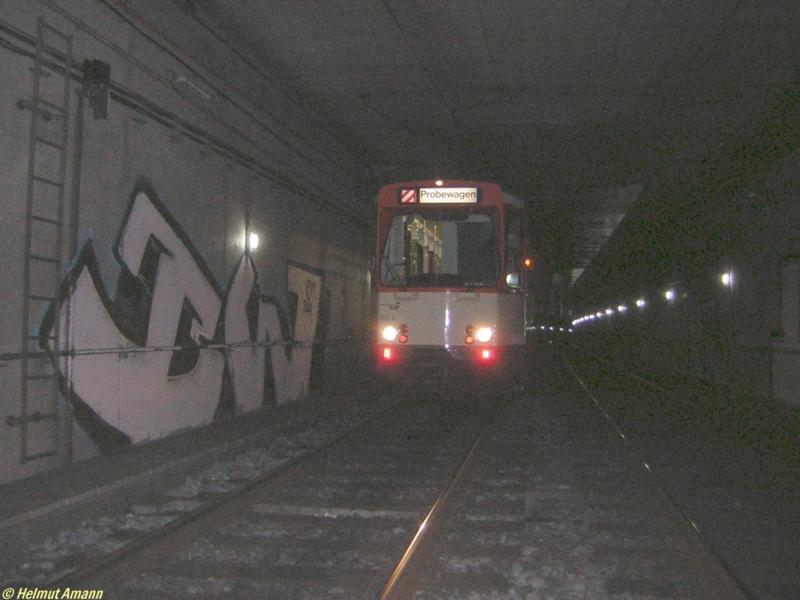 Der Pt-Triebwagen 665 bei dem Tunnelspaziergang am 12.03.2006 kurz hinter der Station Willy-Brandt-Platz (bis 1992 Theaterplatz). Das Bild habe ich bewusst mit dem Graffiti gemacht, weil es mich immer wieder erstaunt, wie die Sprayer es schaffen, so tief in die Tunnel einzudringen, da die Zugnge ber die B-Ebenen nach Betriebsschlu durch Rollgitter abgesperrt werden.