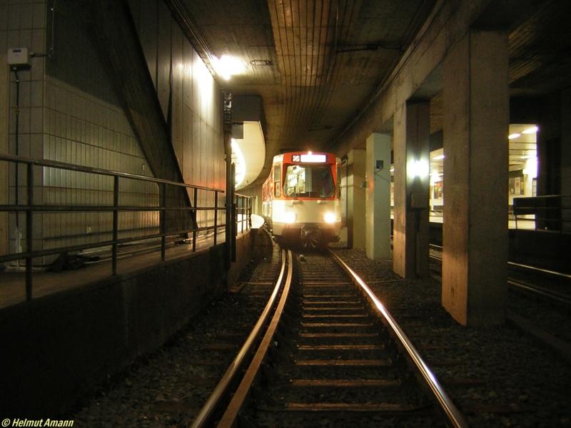 Der Pt-Triebwagen 665 steht bei dem Tunnelspaziergang am 12.03.2006 am Bahnsteigende der U-Bahn-Station Hauptwache in Fahrtrichtung Sdbahnhof. Bis zum Jahre 1971 endete die U-Bahn in Frankfurt hier.
