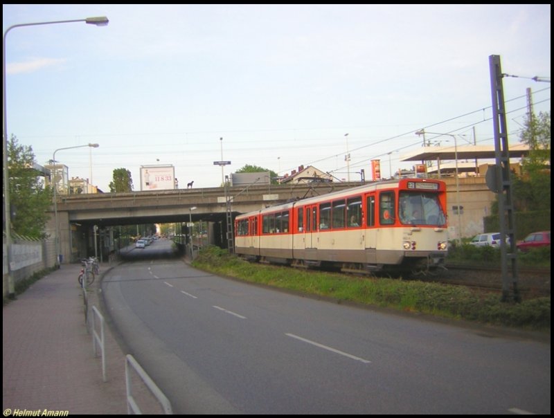 Der Pt-Triebwagen 683 hatte am 12.05.2006 auf dem 6. Zug der Linie 12 gerade die unter dem Bahnhof Frankfurt - Niederrad gelegene Haltestelle Niederrad Bahnhof verlassen und nahm Fahrt auf in Richtung Schwanheim.
