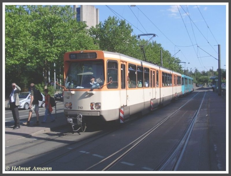 Der Ptb-Triebwagen 742, einer der nur noch wenigen Triebwagen seiner Bauart, die noch in der alten Farbgebung aus der Zeit des Frankfurter Verkehrs- und Tarifverbundes im Einsatz sind, fuhr am 15.07.2008 mit seinem Kollegen 693 (erkennbar bereits in der neuen Farbgebung) auf dem 6. Zug der Linie U5. Die Aufnahme zeigt den Zug beim Halt an der Station Eckenheimer Landstrae/Marbachweg.