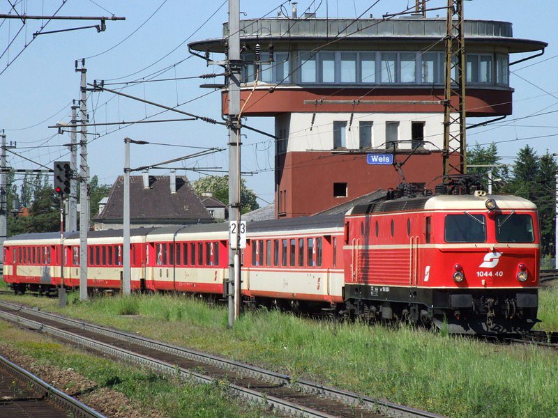 Der R 3013 Frankenmarkt - Linz, gezogen von der 1044.40, passiert bei der Einfahrt in den Hbf Wels das alte Stellwerk.  [13.05.08] Re: Dankeschn!