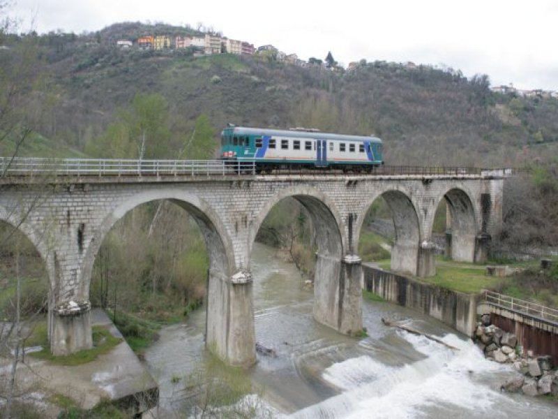 Der R 3395 berquert auf dem Weg von Lioni nach Avellino das Calore-Viadukt bei Luogosano; 22.03.2008