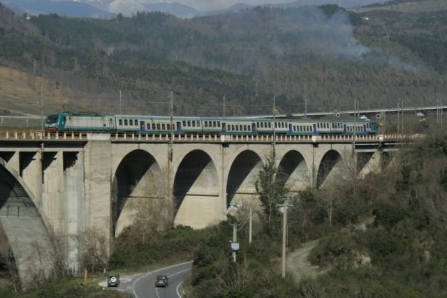 Der R 3754 von Napoli Centrale nach Sapri berquert das Viadukt in Centola; 17.02.2008