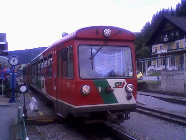 Der R 8709 verlsst den Bahnhof Murau-Stolzalpe