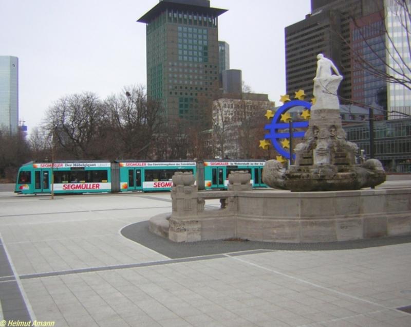 Der R-Triebwagen 013 auf dem 2. Zug der Linie 12 nach Schwanheim hatte am 26.02.2006 die Haltestelle Willy-Brandt-Platz nach dem Umsetzen ber den Gleiswechsel verlassen und wartete an der Ampel auf das Signal zur Weiterfahrt.