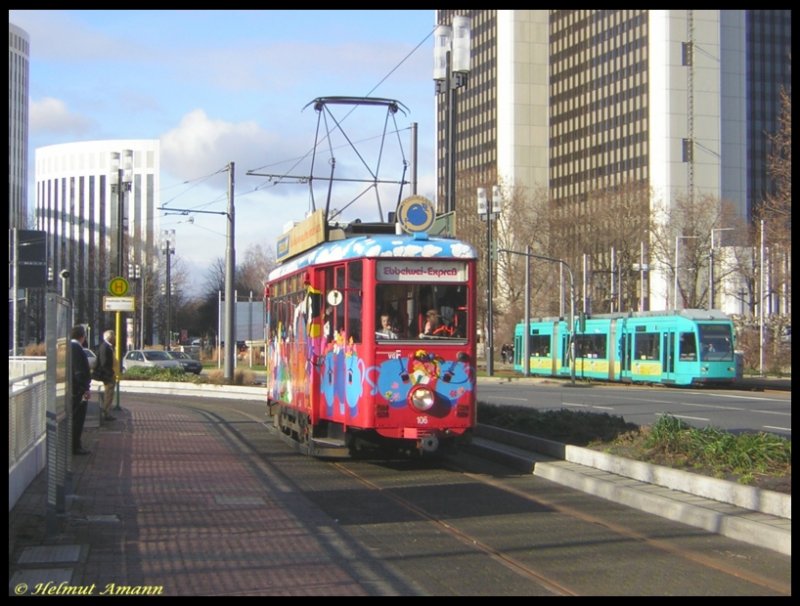 Der R-Triebwagen 021 fuhr am 03.02.2007 auf dem 4. Zug der Linie 16 zur Stadtgrenze Offenbach an der Messe am Ebbelwei-Express mit dem K-Triebwagen 106 vorbei, der anllich einer Sonderfahrt zum 30jhrigen Jubilum des Stadtrundfahrtzuges dort hielt, wo bei Messen und Veranstaltungen die Sonderzge halten. 