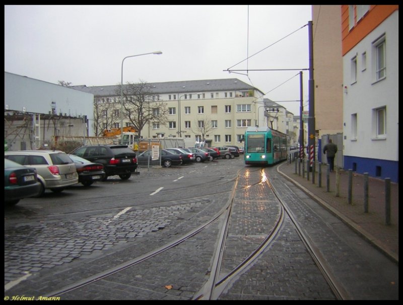 Der R-Triebwagen 034 stand als 6. Zug der Linie 15 am 28.12.2006 vor dem ehemaligen Straendepot Sachsenhausen neben dem Sdbahnhof (am Bildrand links ist ein Teil der Fassade erkennbar), wo diese Linie auerhalb der Hauptverkehrszeit Endstation hat. Das Fahrpersonal macht auf dem ehemaligen Zufahrtsgleis zum Depot Pause und fhrt anschlieend wieder an die Haltestelle Sdbahnhof vor.