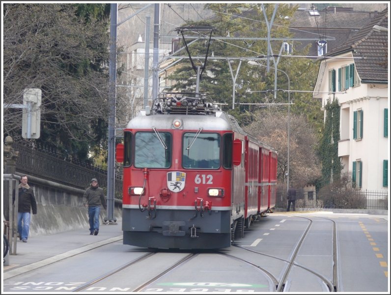Der R1452 von Arosa erreicht Chur. Zuglok, oder hier vielleicht passender Bremslok, ist die Ge 4/4 II 612  Thusis . (17.03.2009)
