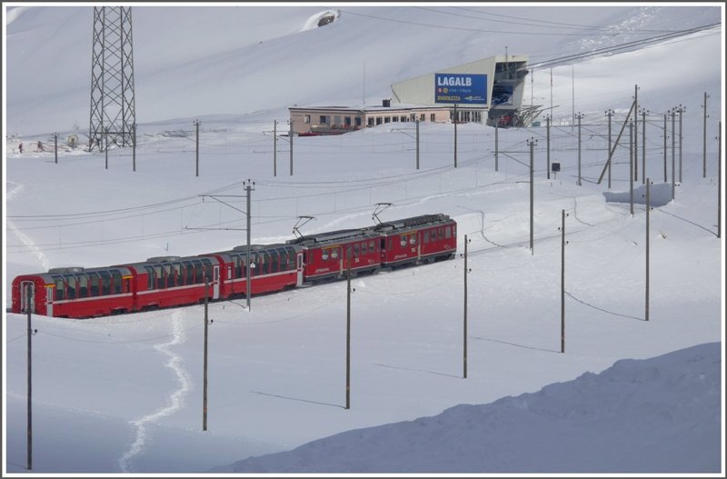 Der R1636 mit ABe 4/4 45 und 46 nhert sich der Station Bernina Lagalb. (10.03.2009)