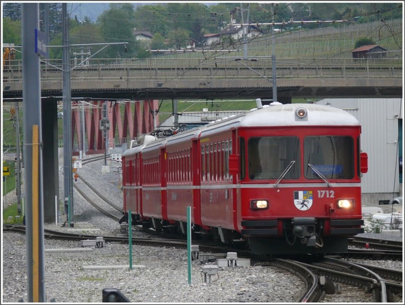 Der R1657 (S8) nach Rhzns erreicht den Bahnhof Untervaz-Trimmis. Im Hintergrund die neue Brcke ber die SBB-Doppelspur. (05.05.2009)
