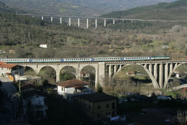 Der R2429 verlsst die Station Centola und berquert das Viadukt am Ortsrand; 17.02.2008