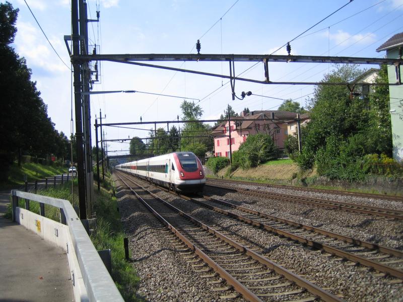 Der RABDe 500 006 ''Johanna Spyri'' wurde am 28.8.05 als ICN 527 nach St. Gallen kurz vor dem Bhf. Gr�ze fotografiert.
