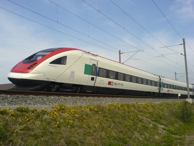 Der RABDe 500 019 in der Kurve nrdlich des Bahnhofs Tgerwilen Dorf. 