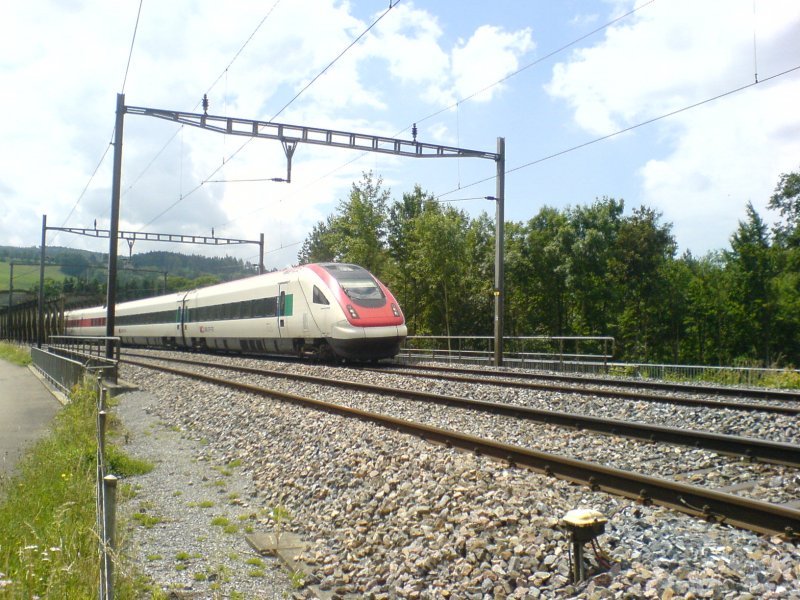 Der RABDe 500 021 bei der Ausfahrt aus der Thurbrcke bei Mllheim.