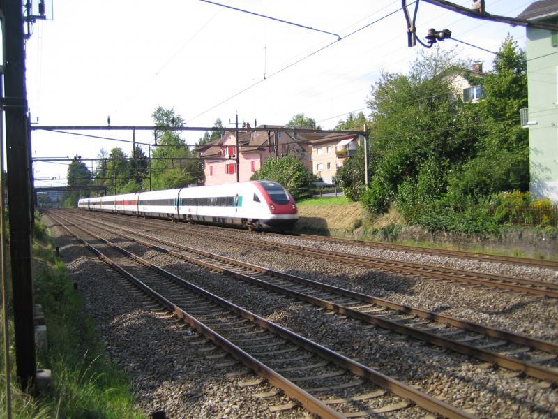 Der RABDe 500 032-8 ''Henri Dufoux'' war am 28.8.05 als ICN 2127 auf dem Abschnitt Winterthur-Oberwinterthur unterwegs.