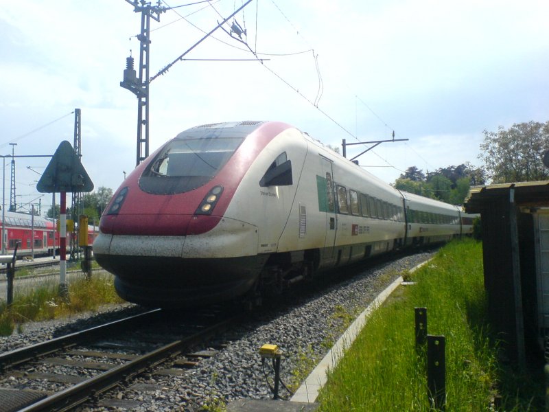 Der RABDe 500 042 kurz vor dem Endbahnhof Konstanz in Klein Venedig. 