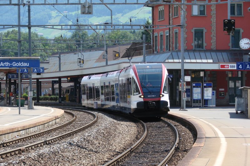 Der Rabe 520 016 (Birrwil) war als Ersatzzug fr den rund 30min verspteten CIS 154 nach Zug unterwegs. Glcklicherweise warteten nicht allzu viele Personen auf den CIS, sodass alle Fahrgste im etwas kleinen Zug Platz fanden. Arth-Goldau 23.07.2007