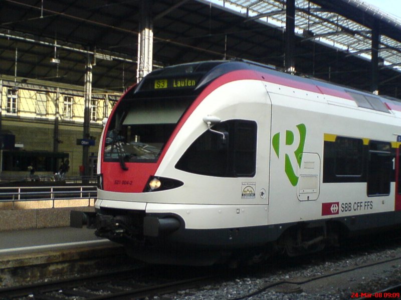 Der RABe 521 004 steht im Bahnhof Olten zur Abfahrt bereit. 