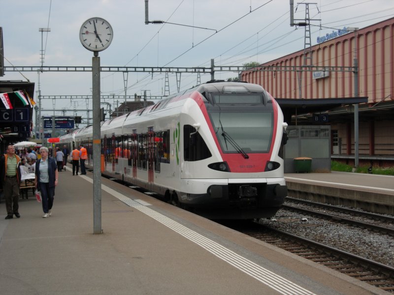 Der RABe 521 025 Flirt der Regio S-Bahn Basel als Extrapendelzug St.Margrethen- Chur- St.Margrethen in St. Margrehten. Am Bahnjubilum Rheintallinie 150 Jahre am 24.05.08