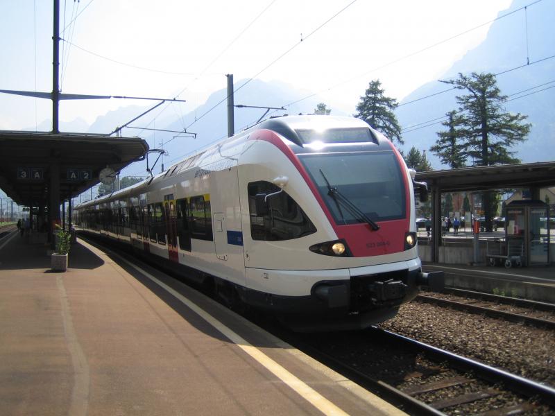 Der RABe 523 004-0 stand am 28.7.05 mit einer S2 nach Zug in Flelen.