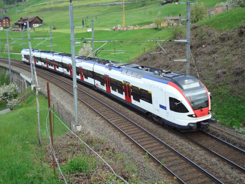 Der RABe 523 008 ist als Regio nach Erstfeld am 02.05.2008 zwischen Arth-Goldau und Steinen unterwegs.