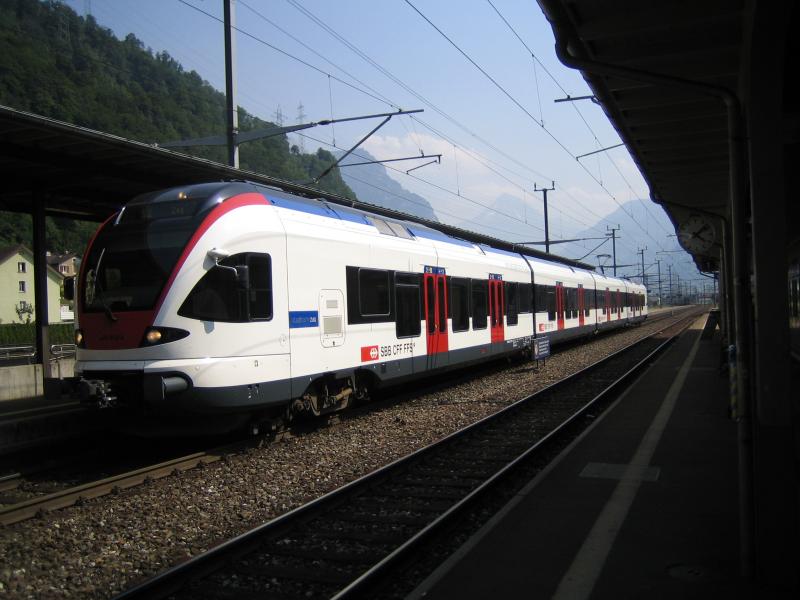 Der RABe 523 012-3 stand am 28.7.05 mit einer S2 nach Zug in Flelen.