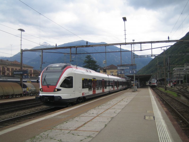 Der RABe 523 016-4 gehrt zu den Flirts, die bei der REV (Rsau xpres Vaudiose) eingesetzt werden. Bevor sie aber dort offiziell ihren Betrieb aufnehmen. Fhrt ein Teil von ihnen in der Zentralschweiz, und der andere Teil bei der TILO, wo es Umlufe gibt, die kein Italien-Paket erfordern. Dazu gehrt auch die S20 Bellinzona - Locarno, wo dieser Flirt am 20.6.09 Bellinzona verlsst.