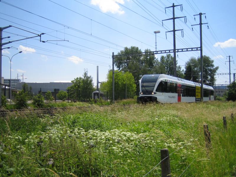 Der RABe 526 709 ''Kanton Schaffhausen'' fuhr am 11.6.05 als Regio nach Rorschach in Oberwinterthur ein.