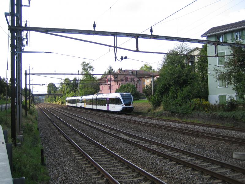 Der RABe 526 727 und ein weiterer GTW waren am 28.8.05 als S29 nach Stein am Rhein zwischen Winterthur und Oberwinterthur unterwegs.