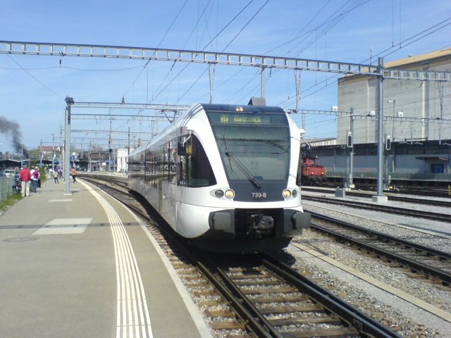 Der RABe 526 739 als S7 nach Rorschach am 27.April 2008 in Romanshorn. Im Hintergrund ist der Rauch der Ec 3/5 3 der ehemaligen MThB zu sehen. Daher sind auch so viele Leute auf dem Perron.