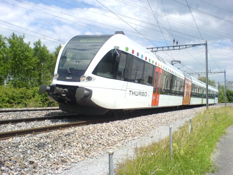 Der RABe 526 754 mit unbekanntem Ziel in der Einfahrkurve zur Thurbrcke bei Mllheim. 