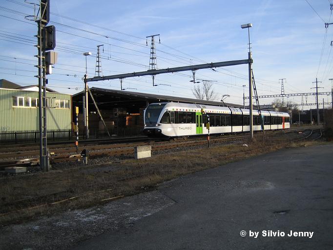 Der RABe 526 757-1 verliess am 28.3.06 Oberwinterthur mit einem Regio nach Rorschach. Dieses Bild finde ich speziell, da es der erste ''verlngerte'' Thurbo ist, und ich bei diesem Foto auch noch eine neue Fotostelle ausprobiert habe, die nur wenige Meter vom Bhf. Oberwinterthur entfernt ist, aber nur durch einen grosses Umweg erreicht werden kann.
