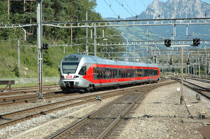 Der RABe 526 fhrt als R 8865 von Arth-Goldau nach Biberbrugg. Arth-Goldau am 15.7.07 