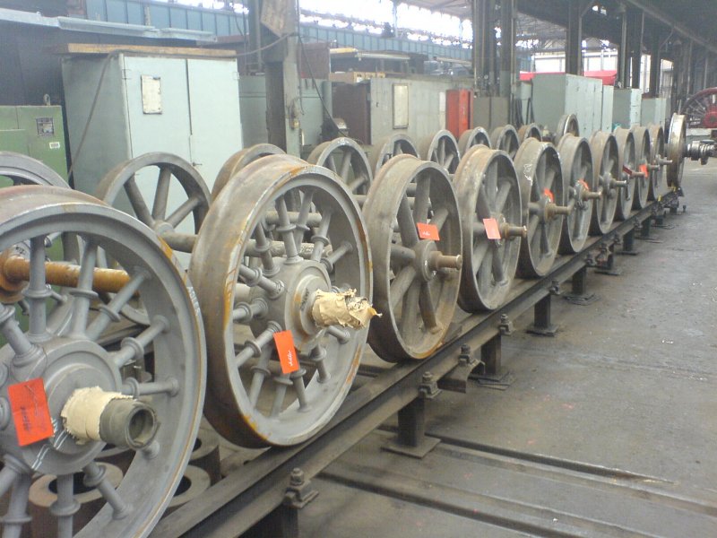 Der Radsatz - einschlielich Waggons des in Nrnberg abgebranten ADLER.
Die Kuppelachse kommt spter noch......
Samstag 03.09.2006, 14.00 Uhr