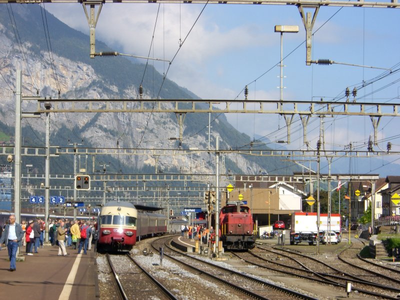Der RAe 1050 und eine Diesellok am 08.09.2007 in Erstfeld.