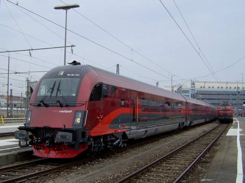 Der Rail Jet am 08.11.2008 in Mnchen Hbf zugast wegen Testfahrten. 