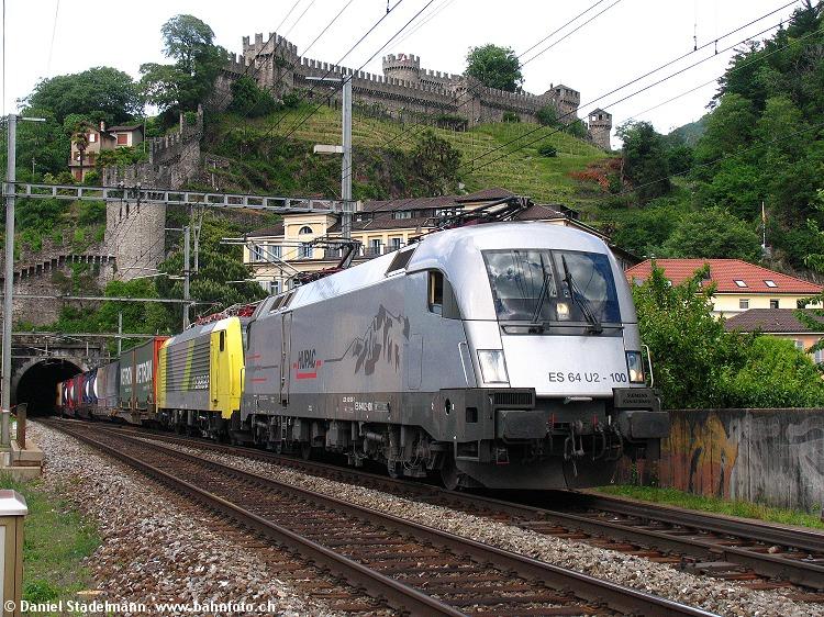 Der Rail4Chem Zug 40027 verlsst mit der Hupac ES 64 U2-100 und einer Lok von FN Cargo den Bahnhof Bellinzona. Im Hintergrund die Burg Montebello, welche zum Unesco-Weltkulturerbe gehrt. 18. Mai 2005.