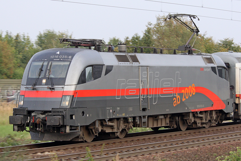 Der Railjet Taurus 1016 035-6 mit dem IC 2082 Knigsee in Ochtmissen , am 09,09,09