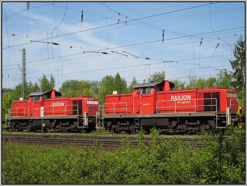 Der Rangierbahnhof von Karlsruhe, aufgenommen am Vormittag des 04.05.2008, einem Sonntag. Auch zwei Loks der Baureihe 294, rechts 294 610, links 294 730, warten auf neue Aufgaben. 