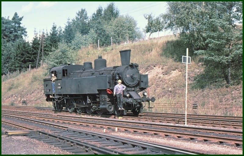 Der Rangierer, schon damals mit gelbem Helm ausger�stet, winkt 93.1322 zu ihrem Zug nach Fratres. (Archiv 09/75)