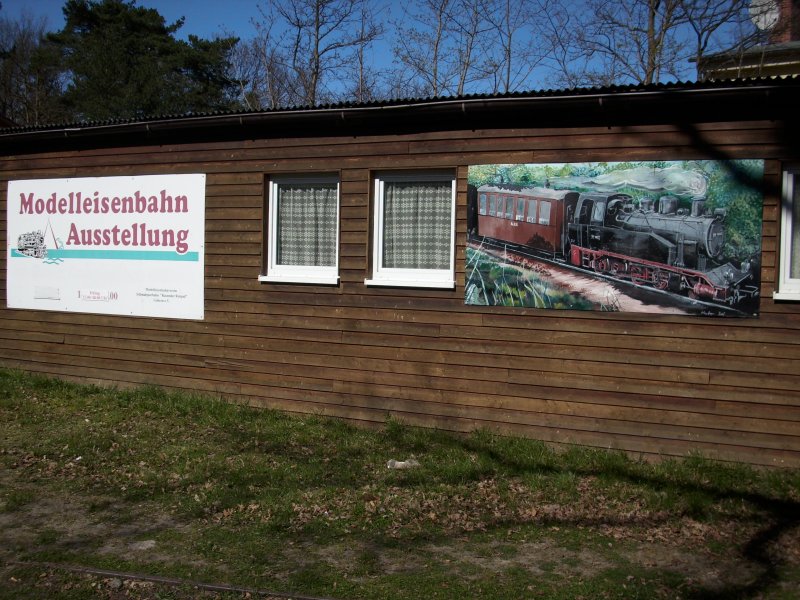 Der Rasende Roland mal anders.An der Hauswand vom Modellbahnclub G�hren h�ngt dieses gemalte  Motiv vom Rasenden Roland.
