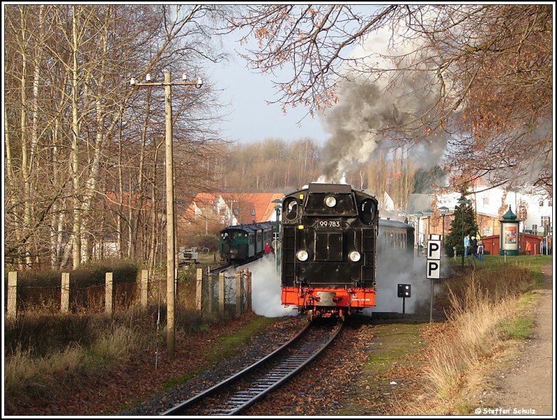 Der Rasende Roland mit der 99 783 kurz nach verlassen des Kleinbahnbahnhofs Binz in Richtung Ghren. Im Hintergrund sieht man den Gegenzug in Richtung Putbus. Ab 01.01.08 wird der Verkehr leider erst einmal eingestellt. Aufgenommen habe ich das Bild am 30.12.07

